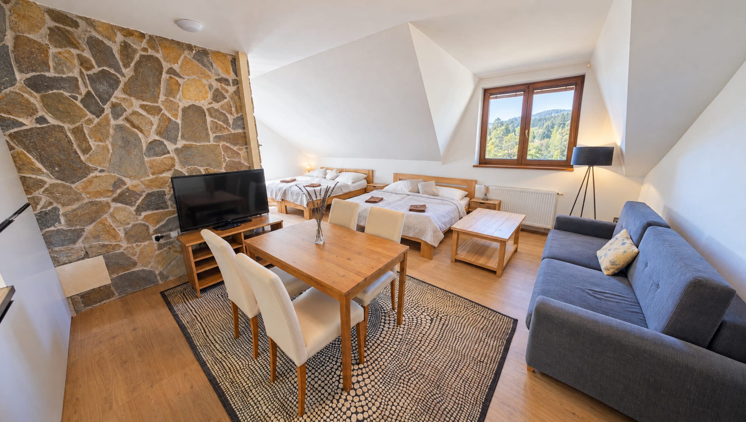 Apartmán s kamennou stenou
