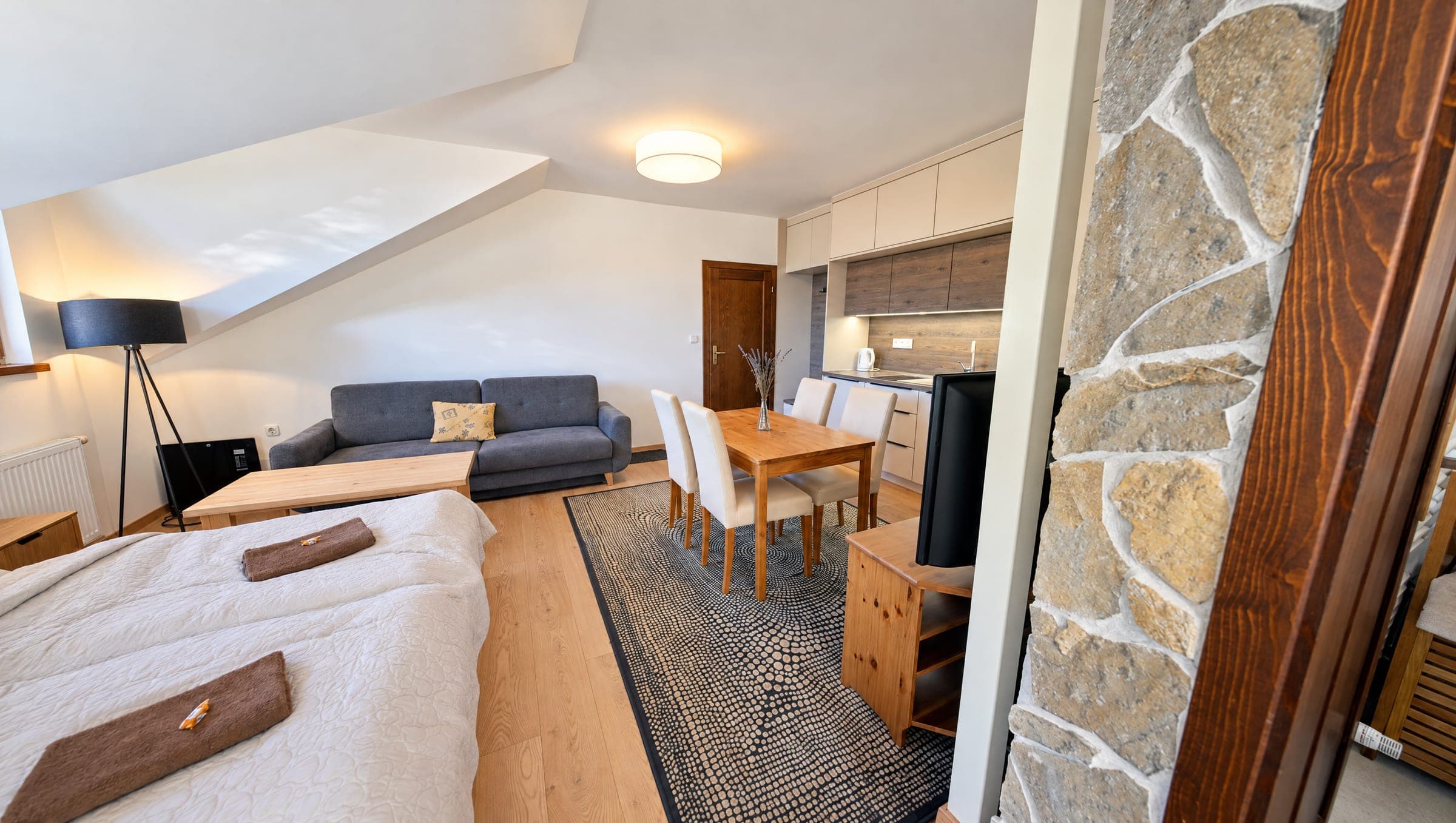 Apartmán s posteľami a sedačkou