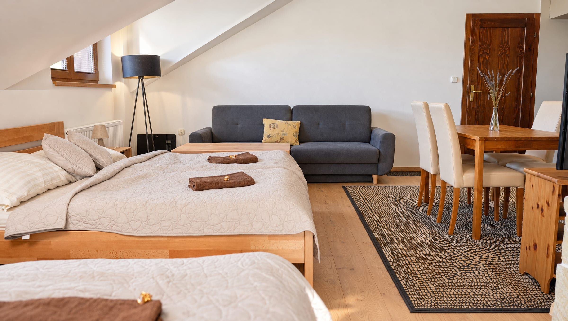 Apartmán s manželskou posteľou a jedálenským kútom