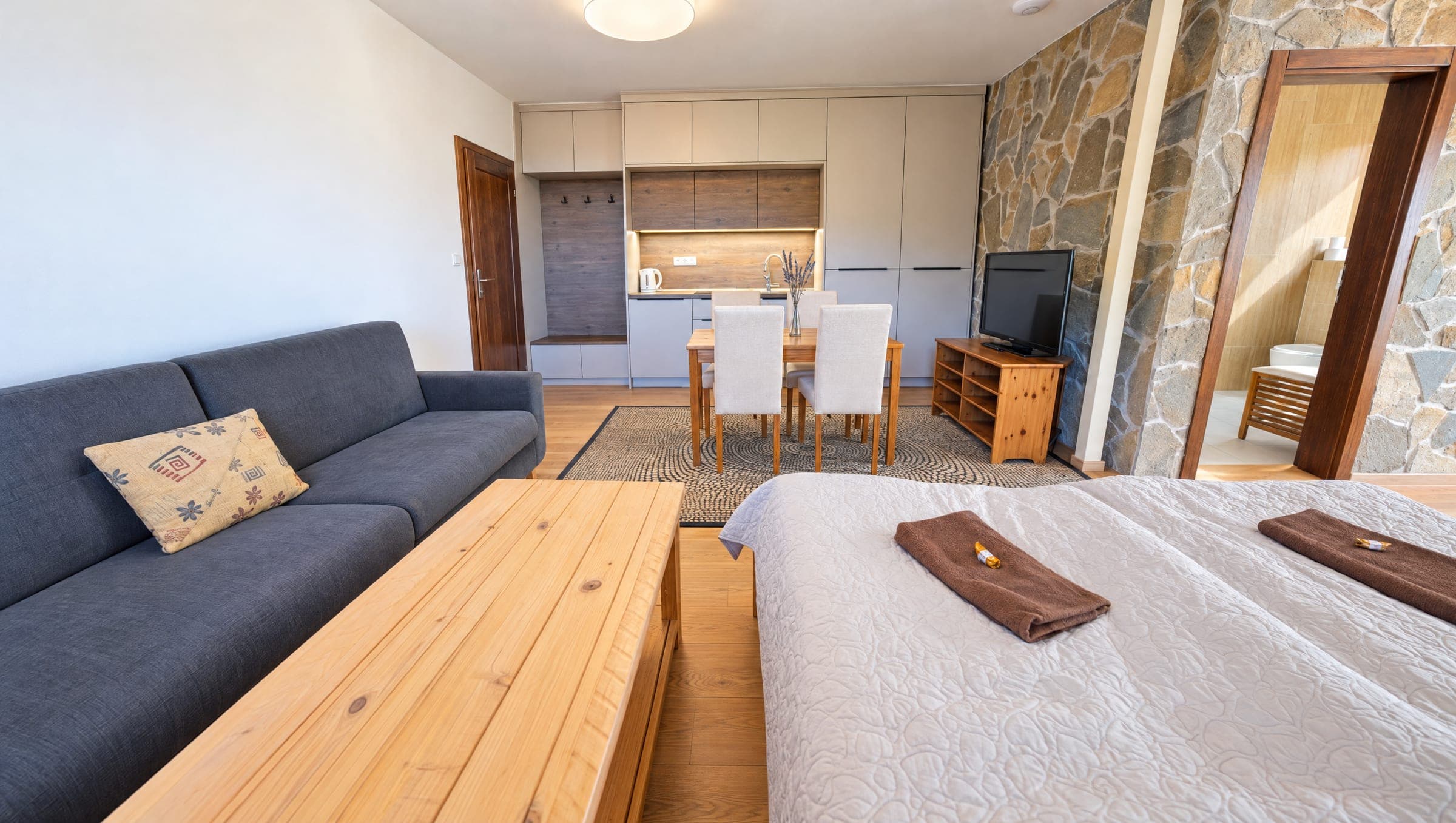 Sedačka a spálňa v apartmáne