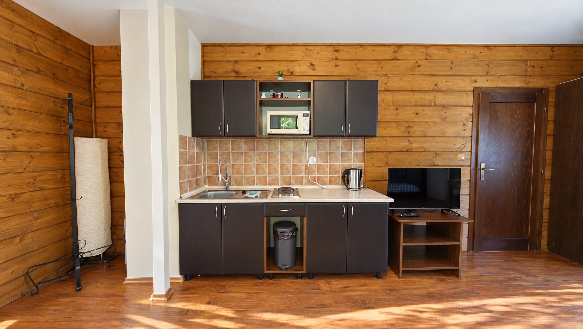 Kuchynka v drevenom apartmáne