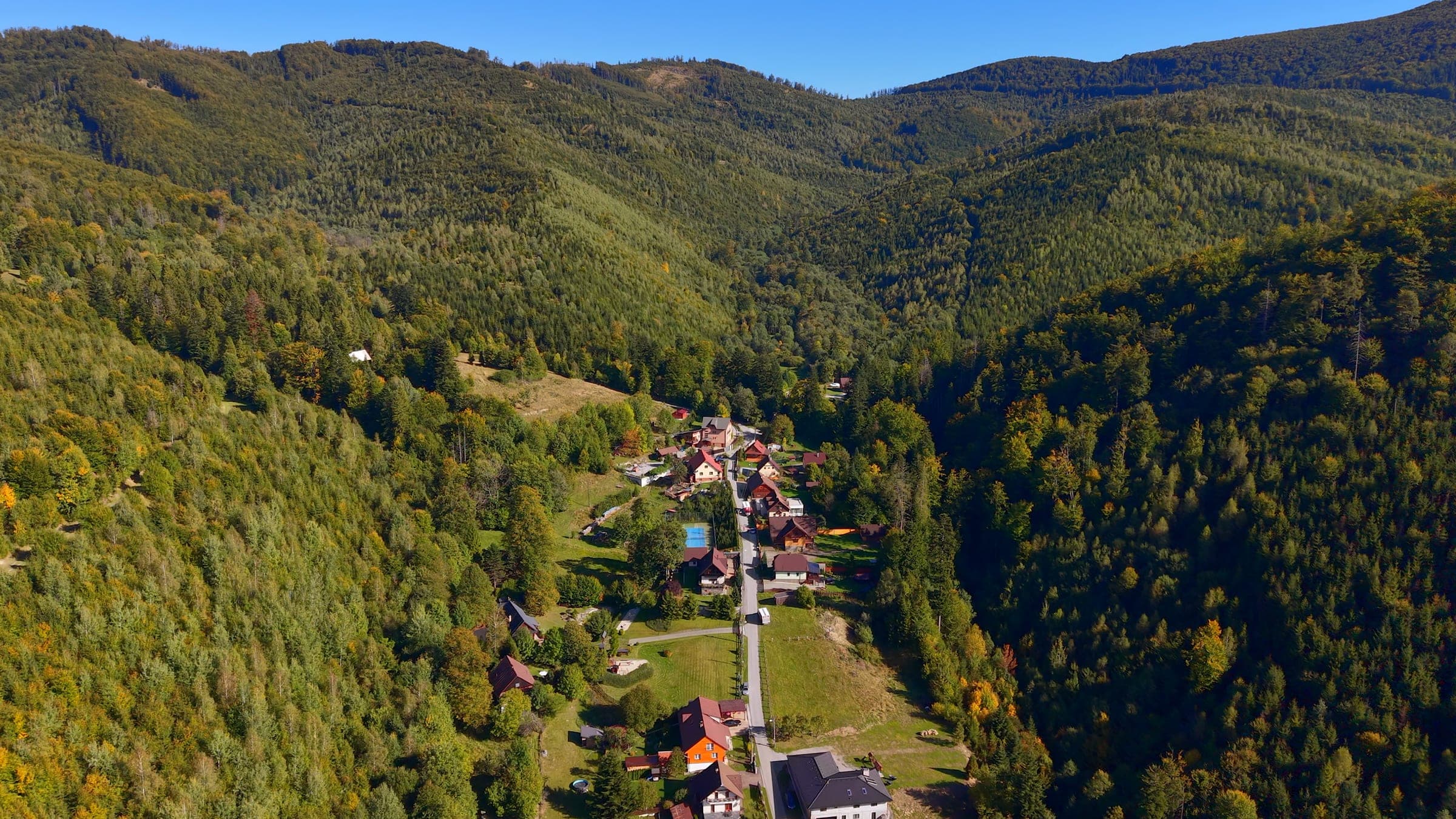 Tichá dolina v Oščadnici obklopená lesmi Kysuckých Beskýd