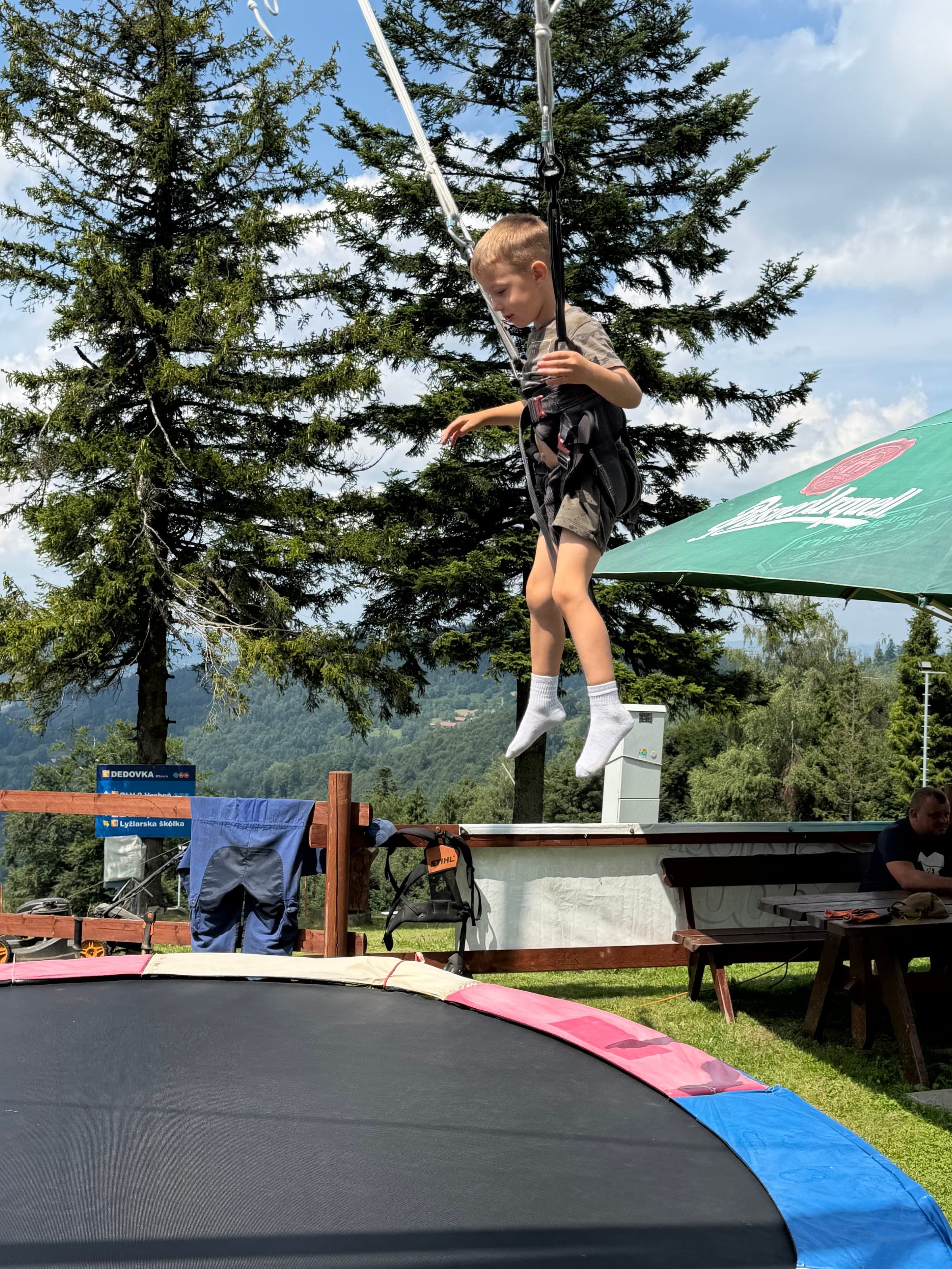 Skákanie na trampolíne