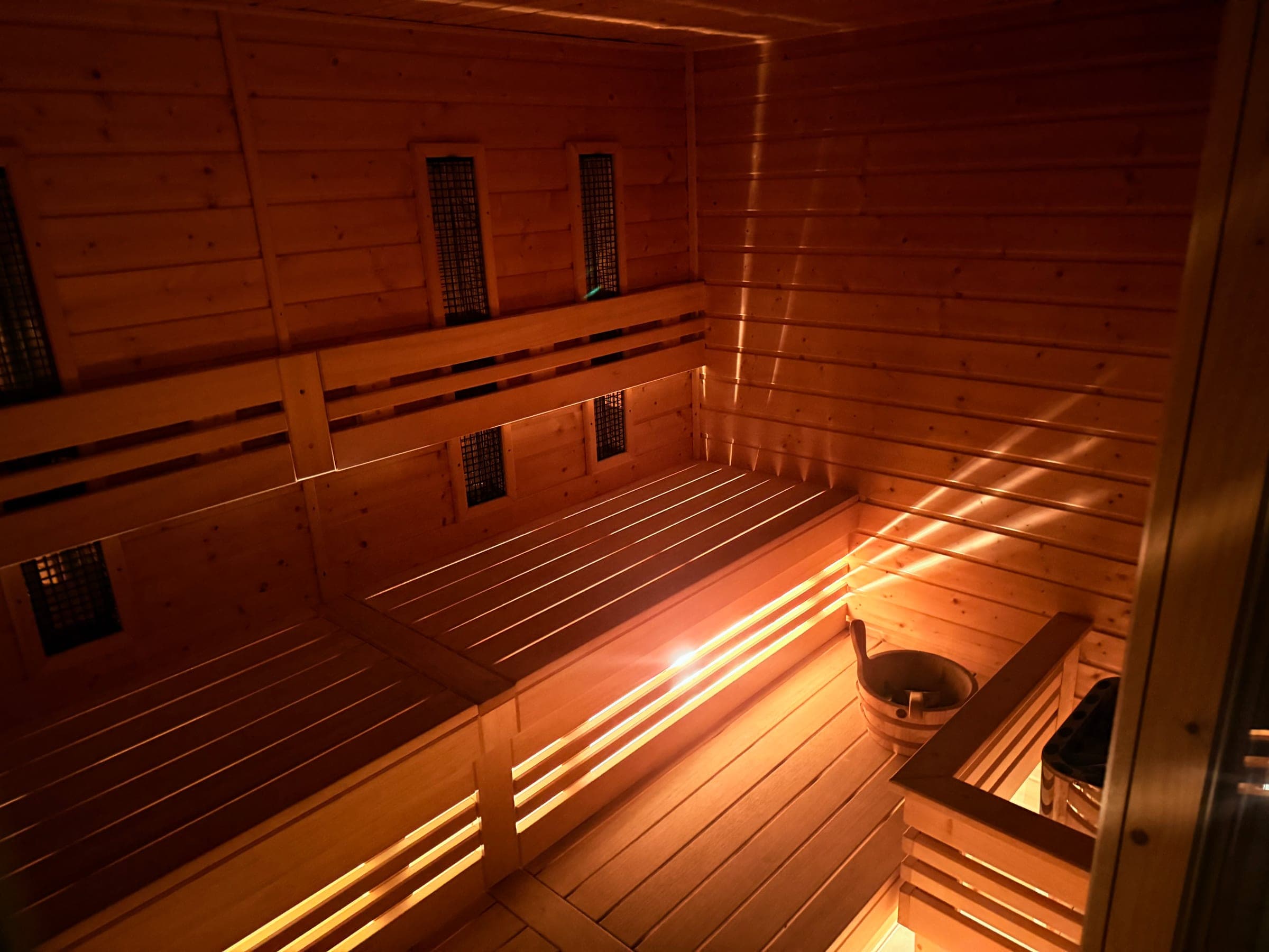 Fínska sauna s drevenými lavicami